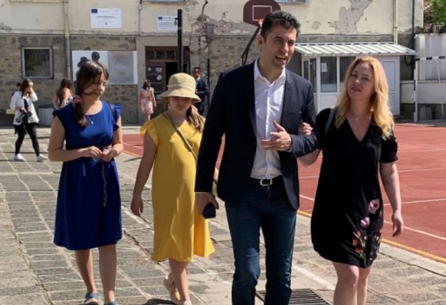 Министър председателят Кирил Петков спря в Пловдив на път за Царево